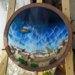 تابلو دکوراتیو رزینی با طراحی موج‌های دریا و شن‌های ساحلی