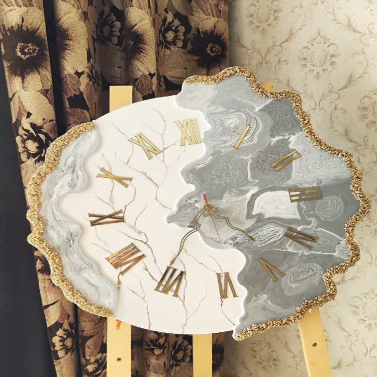 خاص‌ترین ساعت‌های دفرمه سفید و طوسی