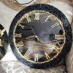 ساعت دست‌ساز رزینی با طراحی کریستالی مشکی و طلایی