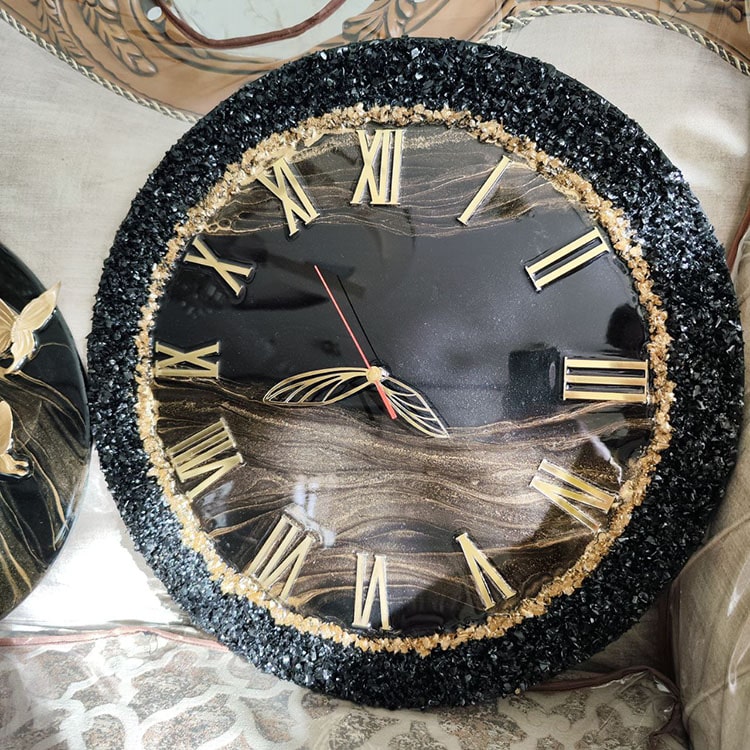 ساعت دست‌ساز رزینی با طراحی کریستالی مشکی و طلایی