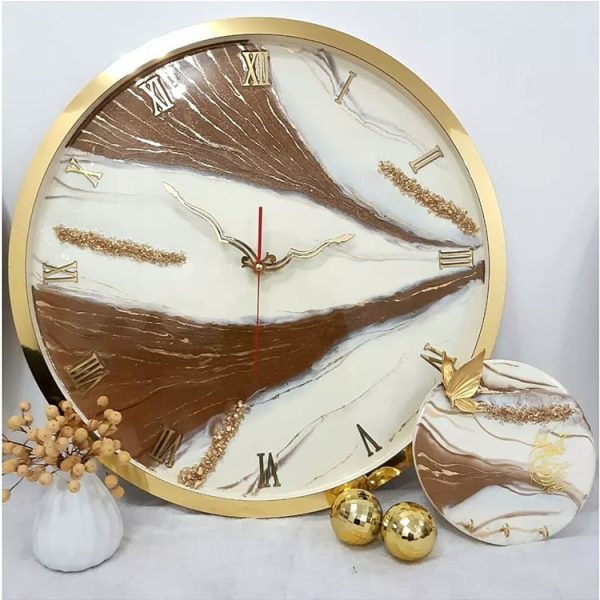 ساعت دیواری خاص با ترکیب رنگ کرم و قهوه‌ای