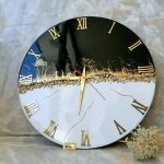 ساعت دیواری دست ساز مشکی و سفید با اعداد برجسته رومی