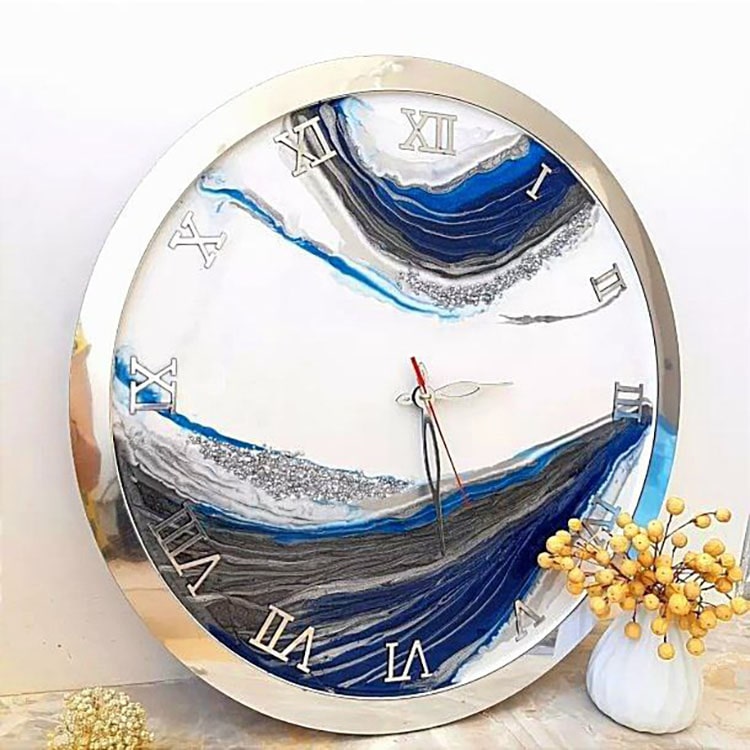 ساعت دیواری دست‌ساز با ترکیب رنگ آبی و نقره‌ای