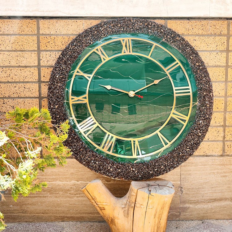 ساعت دیواری دست‌ساز با طراحی رزینی و قاب کریستالی