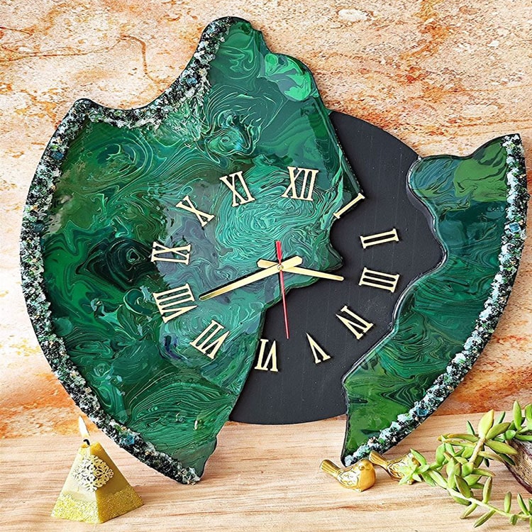ساعت دیواری دفرمه مشکی و سبز ترکیب رزین و سنگ