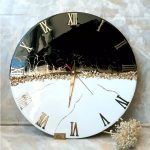 ساعت دیواری رزینی با ترکیب رنگ طلایی و مشکی و سفید