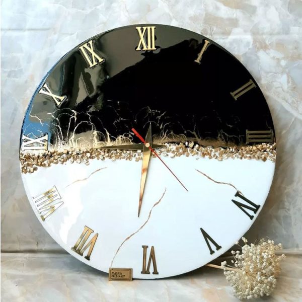 ساعت دیواری رزینی با ترکیب رنگ طلایی و مشکی و سفید