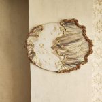 ساعت دیواری رزینی دفرمه کرم و قهوه‌ای با کریستال‌های طلایی