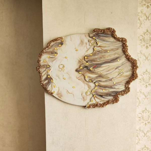 ساعت دیواری رزینی دفرمه کرم و قهوه‌ای با کریستال‌های طلایی