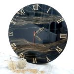 ساعت دیواری رزینی طراحی مشکی و طلایی