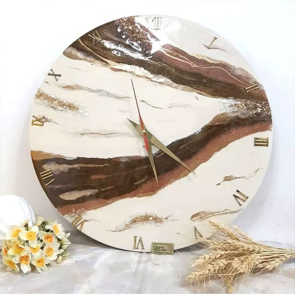 ساعت دیواری شیک با ترکیب رنگ قهوه‌ای کرم و طراحی هنری رزینی