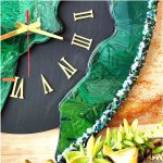 ساعت دیواری مدرن و دفرمه سبز و مشکی