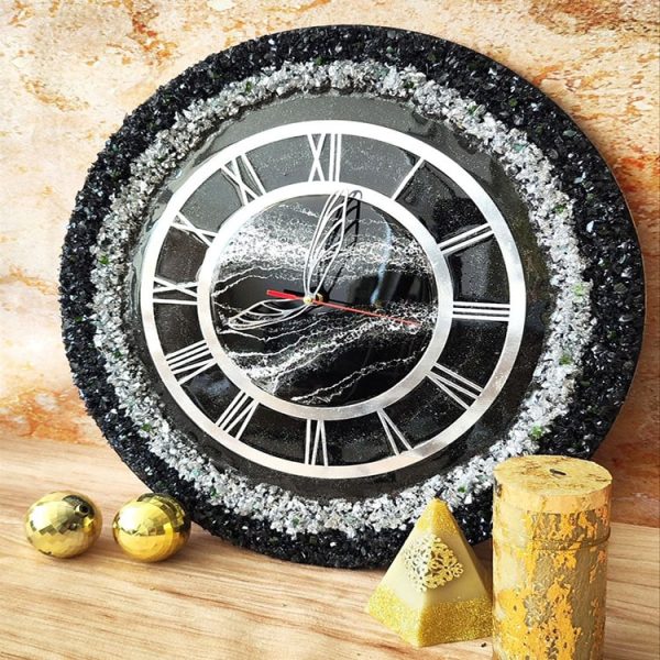 ساعت دیواری کریستالی مشکی و نقره‌ای