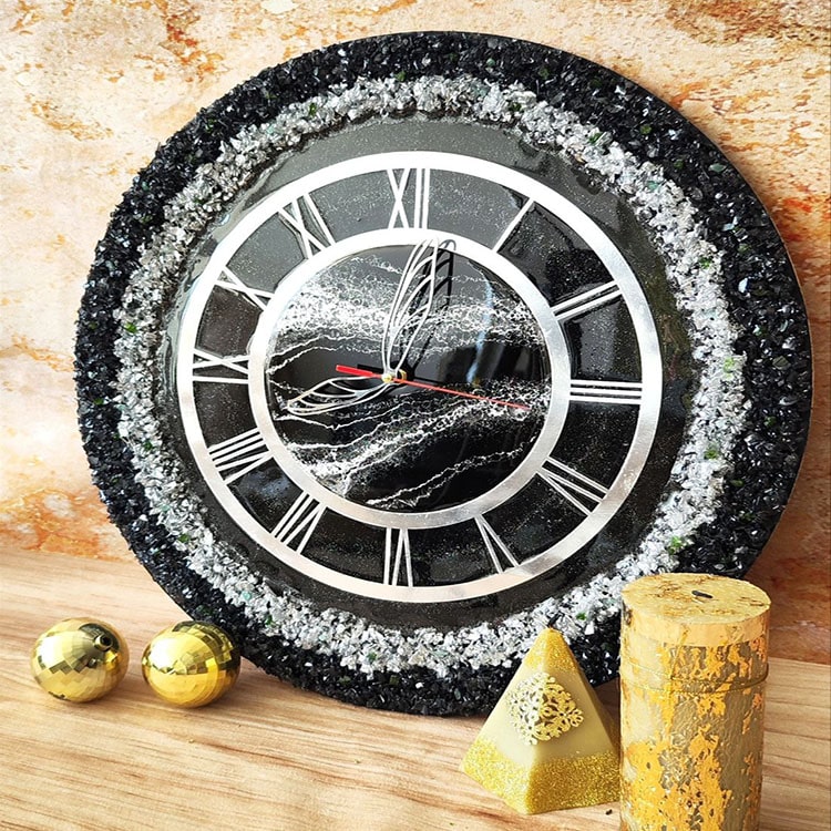 ساعت دیواری کریستالی مشکی و نقره‌ای