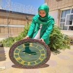 ساعت دیواری گرد سبز با اعداد برجسته طلایی