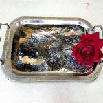 سینی رزینی خاص با طرح سنگی و رز قرمز